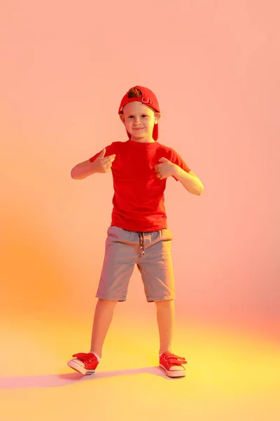 可爱的小男孩在彩色背景下跳舞 — 图库照片