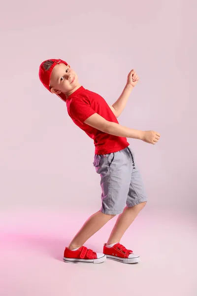 Söt Liten Pojke Dansar Grå Bakgrund — Stockfoto