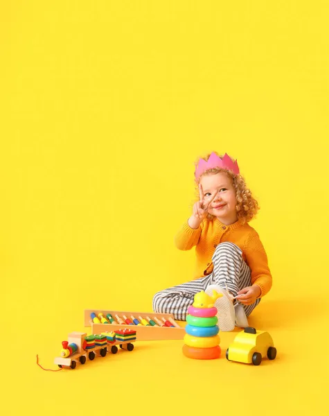 Schattig Baby Meisje Met Speelgoed Kleur Achtergrond — Stockfoto