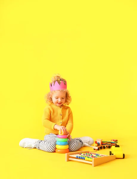 Мила Дівчинка Іграшками Кольоровому Фоні — стокове фото