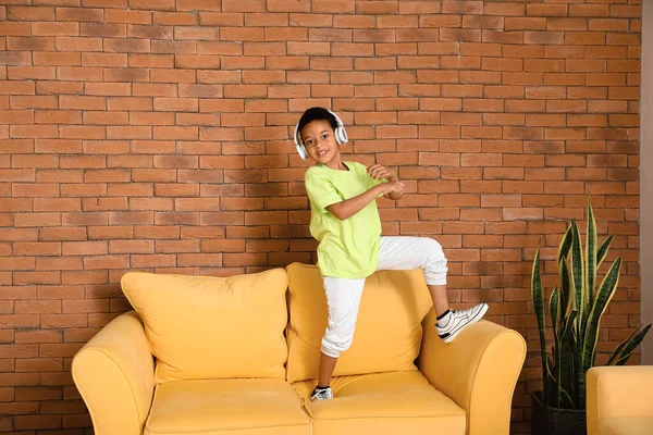 Танцюючи Афроамериканського Хлопчика Який Слухає Музику Вдома — стокове фото