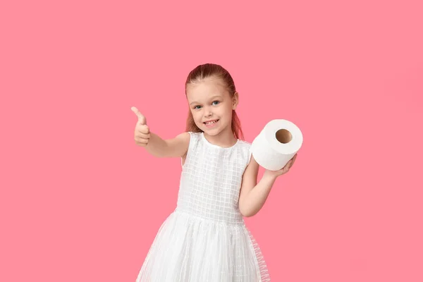 Fetiță Hârtie Igienică Care Arată Degetul Mare Fundal Color — Fotografie, imagine de stoc
