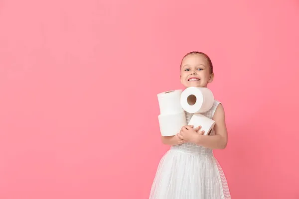 背景色の上にトイレットペーパーの多くのロールを持つ女の子 — ストック写真