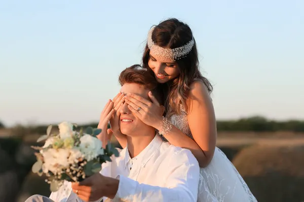 Heureuse Jeune Mariée Couvrant Les Yeux Son Marié Extérieur — Photo