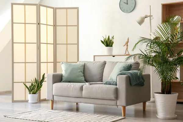 Stilvoller Klappbildschirm Der Nähe Von Sofa Wohnzimmer — Stockfoto