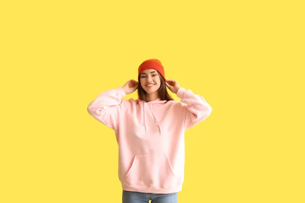 Hermosa Mujer Joven Con Sudadera Con Capucha Con Estilo Sobre —  Fotos de Stock