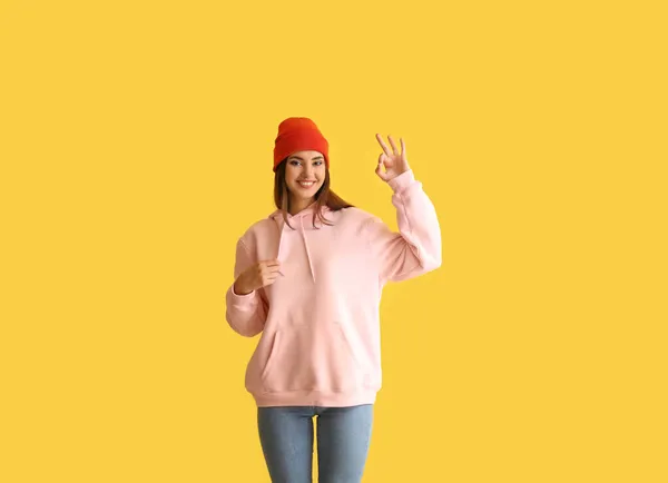 Hermosa Mujer Joven Con Sudadera Con Capucha Elegante Que Muestra — Foto de Stock