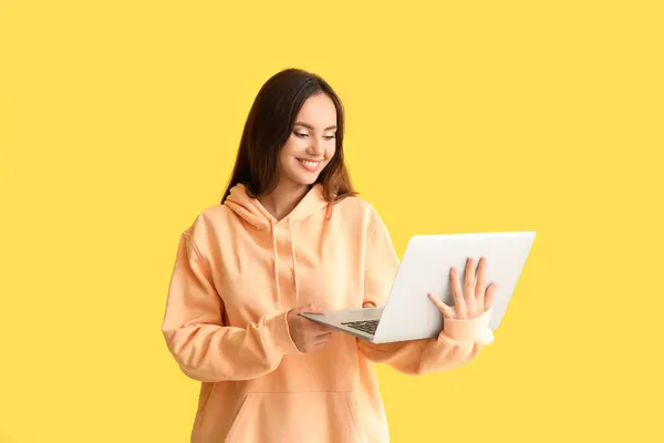 Vacker Ung Kvinna Snygg Hoodie Och Med Laptop Färg Bakgrund — Stockfoto