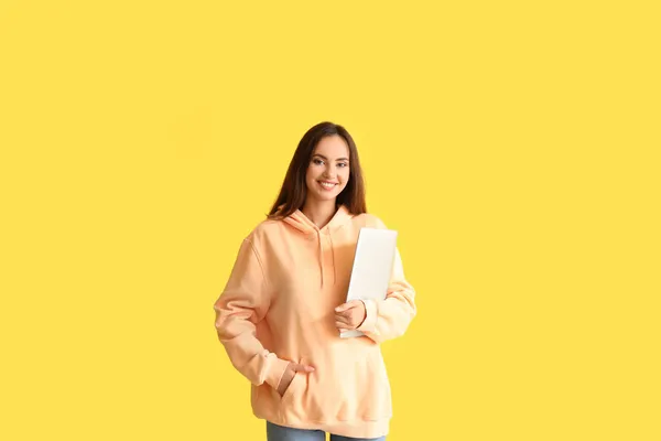 Hermosa Mujer Joven Con Sudadera Con Capucha Elegante Con Computadora —  Fotos de Stock