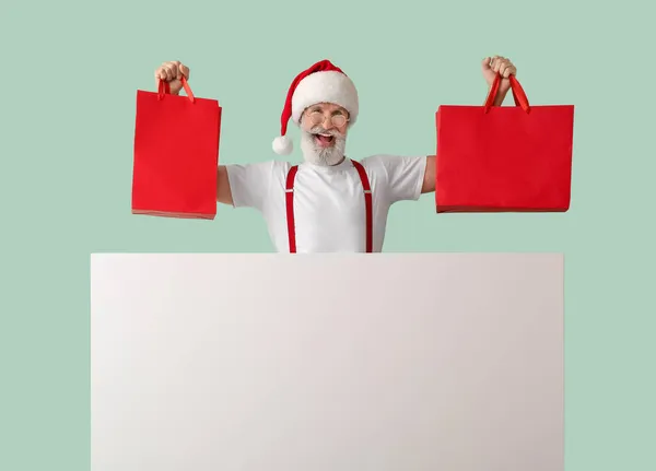 Papai Noel Com Cartaz Branco Sacos Compras Fundo Cor — Fotografia de Stock