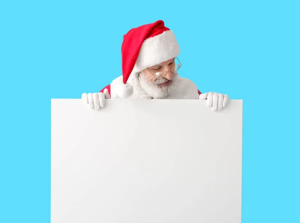 Санта Клаус Чистим Плакатом Кольоровому Фоні — стокове фото