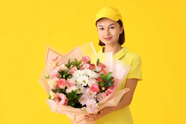 Kvinna Kurir Med Bukett Blommor Färg Bakgrund — Stockfoto