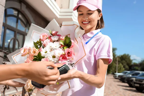 Woman Paying Courier Bouquet Flowers Terminal Outdoors — Stock Photo, Image