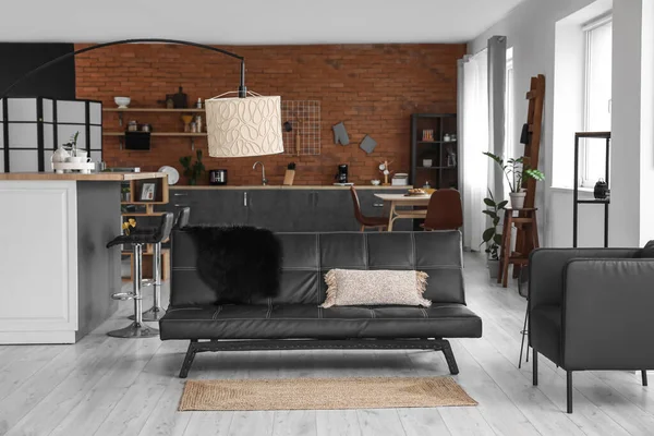 Studio Lägenhet Med Elegant Soffa Och Modernt Kök — Stockfoto