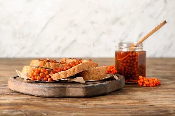 Lezzetli sandviçler ve ahşap masada rowan reçeli.