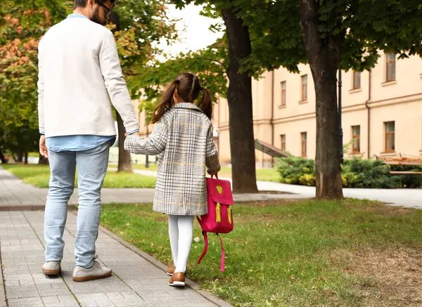 Homem Andando Sua Filhinha Para Escola — Fotografia de Stock