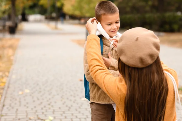 Vrouw Die Haar Zoontje Helpt Met Het Opzetten Van Een — Stockfoto