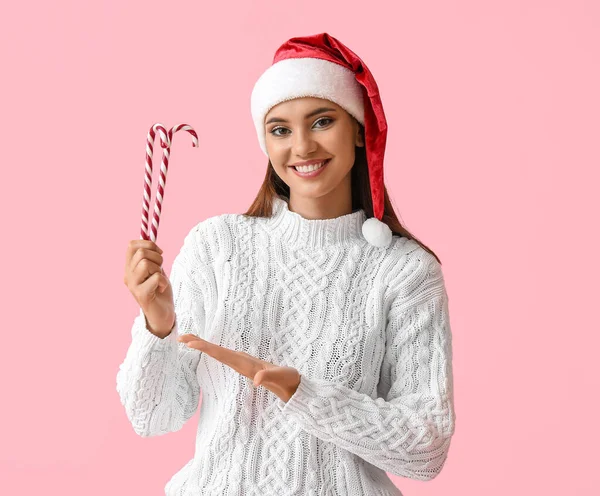 Mooie Vrouw Santa Hoed Met Snoep Stokken Kleur Achtergrond — Stockfoto