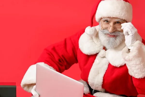 Santa Claus Nowoczesnym Laptopem Tle Koloru — Zdjęcie stockowe