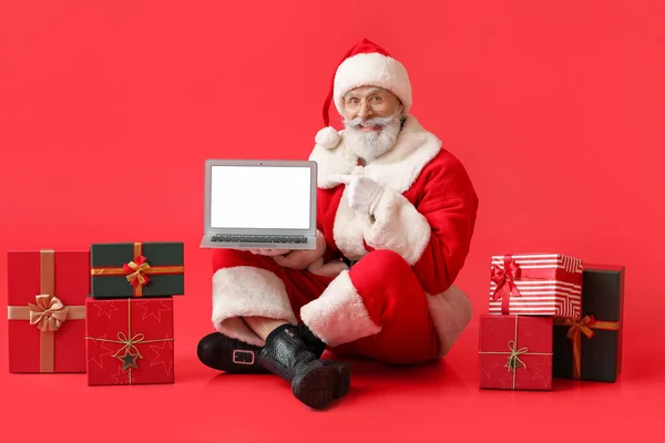 Santa Claus Laptop Gifts Color Background — Stock Photo, Image