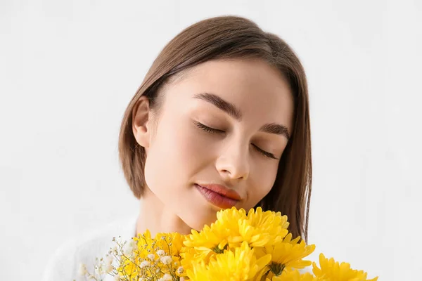 Hübsche Junge Frau Mit Blumenstrauß Auf Weißem Hintergrund — Stockfoto