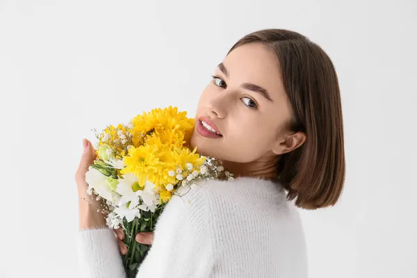 Vacker Ung Kvinna Med Bukett Blommor Vit Bakgrund — Stockfoto