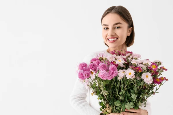 Hübsche Junge Frau Mit Blumenstrauß Auf Weißem Hintergrund — Stockfoto