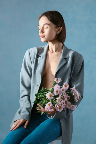 Söt Ung Kvinna Med Bukett Blommor Grå Bakgrund — Stockfoto