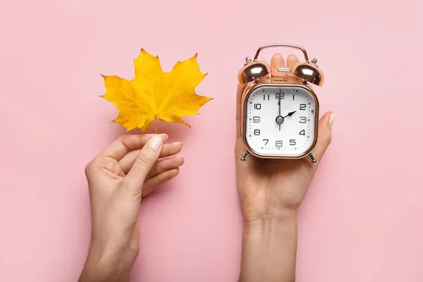 Female Hands Alarm Clock Autumn Leaf Color Background — Stock Photo, Image