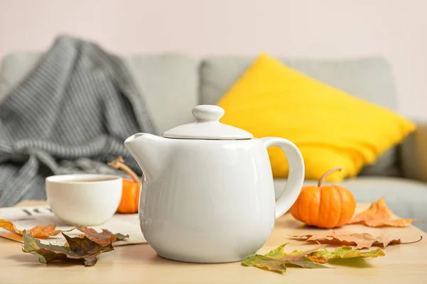 Konvice Čaj Podzimní Listí Stole Pokoji — Stock fotografie