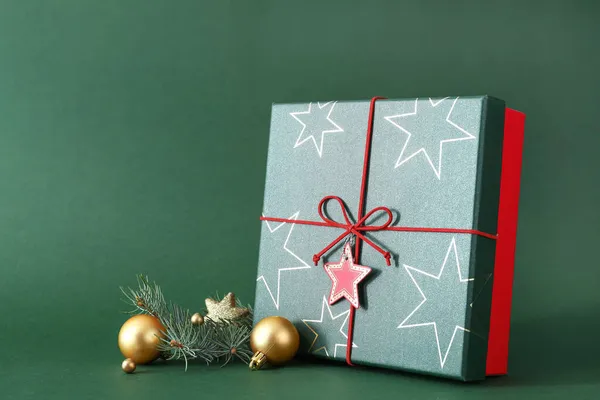 Gift Box Card Christmas Decor Green Background — Stock Photo, Image