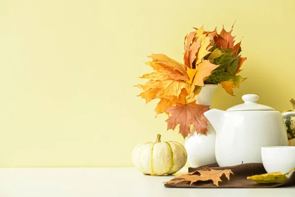 Tea Pot Pumpkin Autumn Leaves Table Yellow Wall — Stock Photo, Image