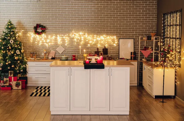 Interior Cozinha Moderna Com Decoração Natal Guirlanda Velas — Fotografia de Stock