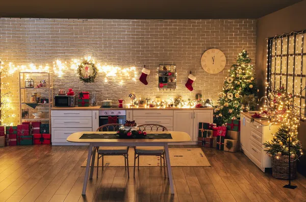Interior Cozinha Com Árvore Natal Caixas Presente Decoração Mesa Jantar — Fotografia de Stock