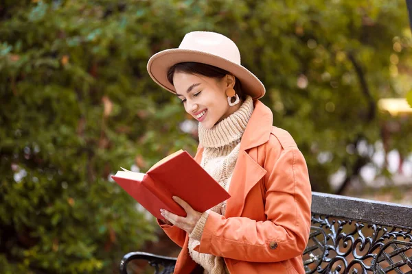 Beautiful Young Woman Sitting Bench Reading Interesting Book Park — Stock Photo, Image
