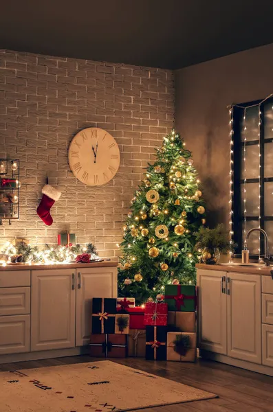 Interior Cozinha Com Decoração Elegante Árvore Natal Caixas Presente — Fotografia de Stock