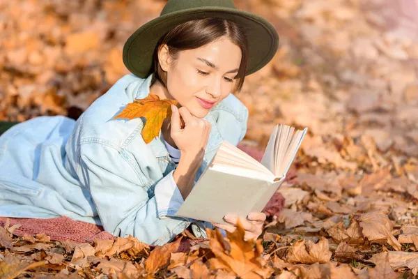 Retrato Mulher Com Folha Outono Livro Parque — Fotografia de Stock