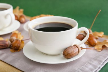 Masada kahve ve meşe palamudu olan bir masa, yakın plan.