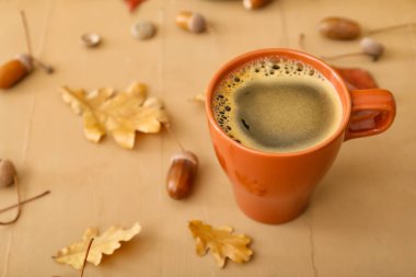 Bir fincan meşe palamudu ve sonbahar yapraklı kahve.