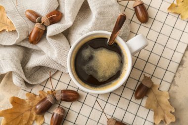 Bir fincan meşe palamudu ve sonbahar yapraklı kahve.