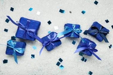 Beyaz kar üzerinde Noel hediyesi kutuları