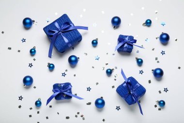 Beyaz arka planda Noel hediyesi kutuları ve topları olan kompozisyon