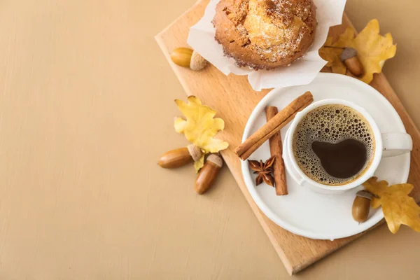 Šálek Kávy Žaludy Podzimní Listy Cupcake Barevném Dřevěném Pozadí — Stock fotografie