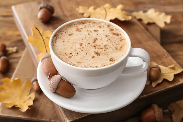 Šálek Kávy Žaludy Podzimní Listy Dřevěném Pozadí — Stock fotografie