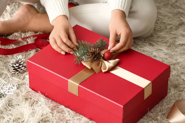 Vrouw Versieren Mooie Kerst Geschenkdoos Thuis Closeup — Stockfoto