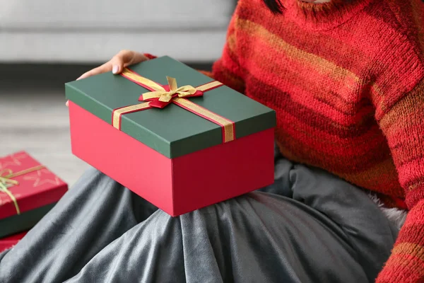 Mujer Con Hermosa Caja Regalo Navidad Casa Primer Plano —  Fotos de Stock