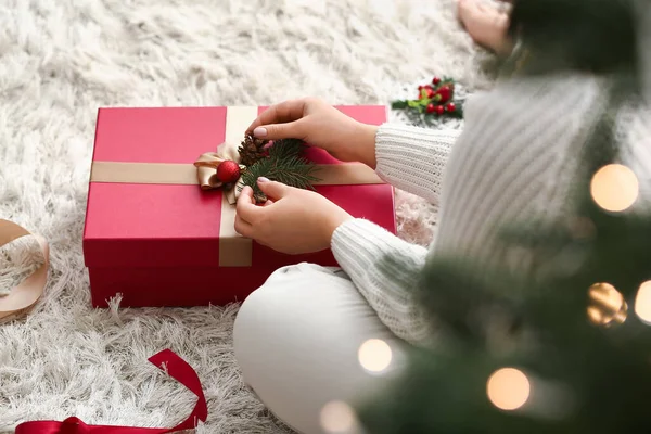 Mujer Decorando Hermosa Caja Regalo Navidad Casa —  Fotos de Stock