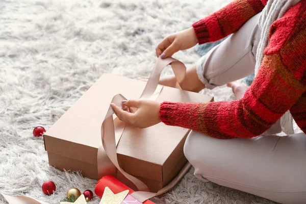 Woman Decorating Beautiful Christmas Gift Box Home Closeup — Stock Photo, Image