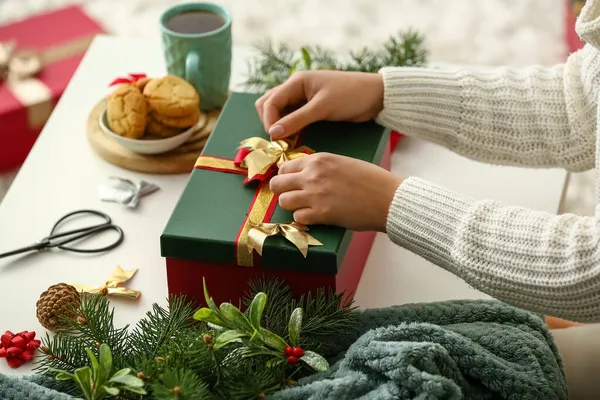 Mujer Decorando Caja Regalo Navidad Mesa Habitación —  Fotos de Stock