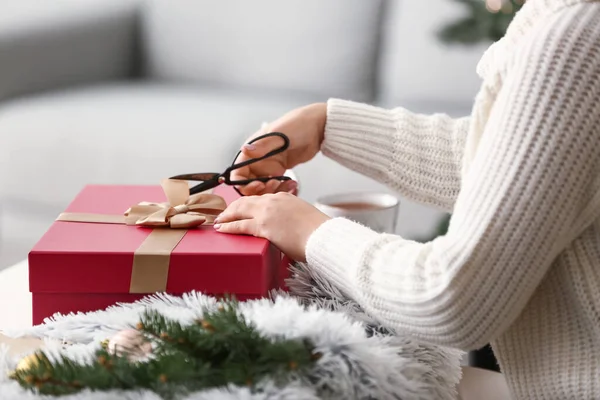 Woman Decorating Christmas Gift Box Table Room — Stock Photo, Image